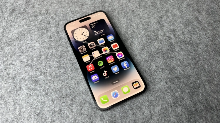 Smartfon iPhone 14 Pro w kolorze czarnym na szarym tle.