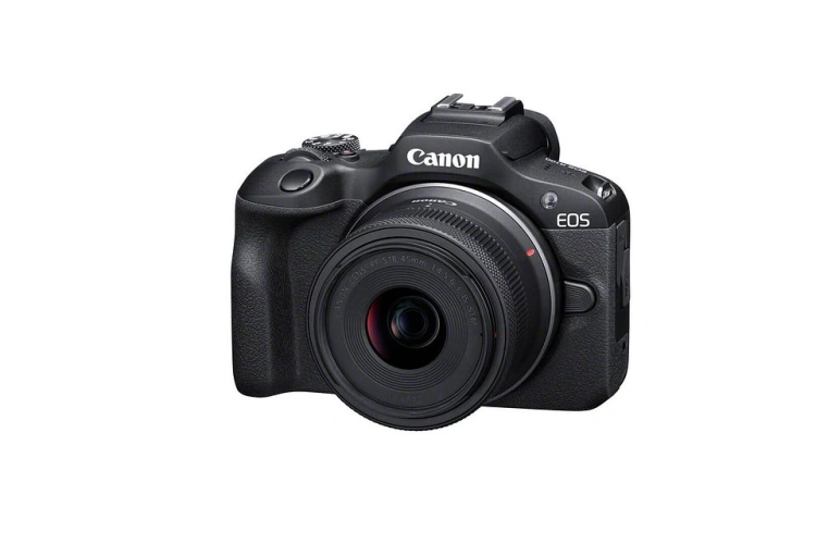 Canon przedstawia najtańszy bezlusterkowiec na rynku - EOS R100. Ma być idealny do zabrania w podróż